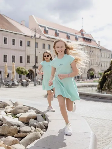 Dievčenské šaty športové LOVE s krátkym rukávom