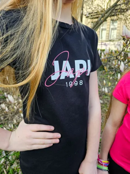 Dievčenské šaty slim MAGENTA s krátkym rukávom
