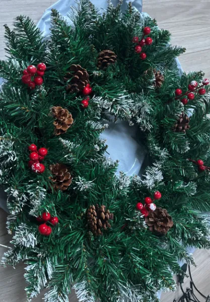 Vianočnýveniecnadveresošiškamiajarabinou45cm