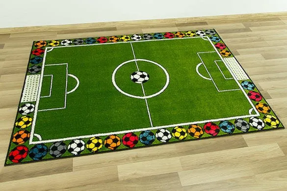 Detský koberec Rainbow 11377/130 futbalové ihrisko, zelený