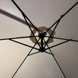 Ak furniture Zahradní slunečník CYNIA s boční nohou 300 cm béžový