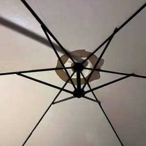 Ak furniture Zahradní slunečník CYNIA s boční nohou 300 cm béžový