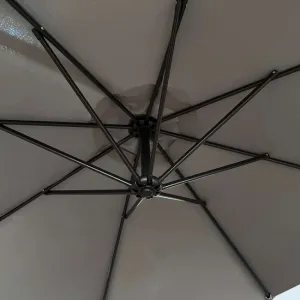 Ak furniture Zahradní slunečník ASTER s boční nohou 300 cm světle šedý