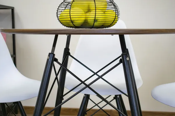 Moderný škandinávsky konferenčný stolík, hnedá okrúhla doska, 80 cm