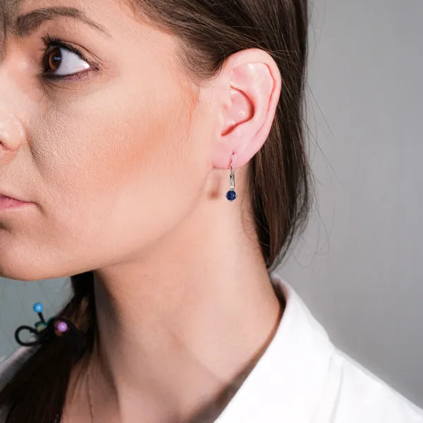 Blink-Blink Očarujúce diamantové náušnice z bieleho zlata so Zafírom3436BZG