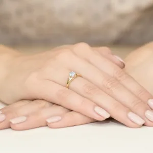 Blink-Blink Diamantový prsteň zo žltého zlata s Bielym Zafírom2310ZbZaDB