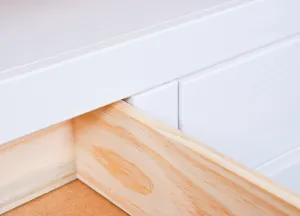 Tv stolík z masívu goult - biela