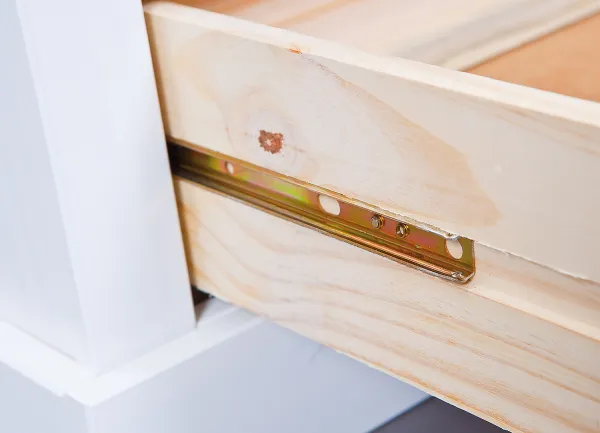 Tv stolík z masívu goult - biela