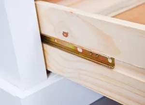 Tv stolík z masívu goult - biela