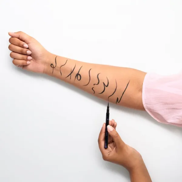 Essence Super Fine Liner Pen linka na oči vo fixke 1 ml