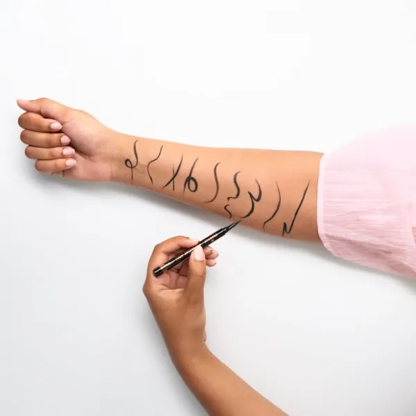 Essence Eyeliner Pen očná linka v pere 1,1 ml