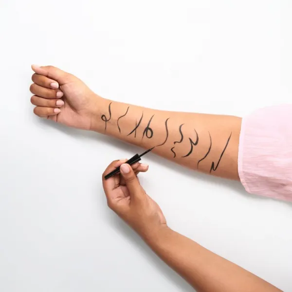 Essence Dip Eyeliner vodeodolná očná linka 3 ml