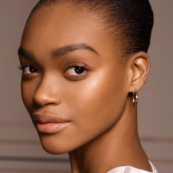 Max Factor Facefinity rozjasňujúci púder odtieň 001 Nude Beam 8 g