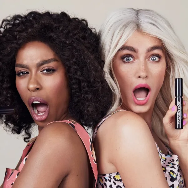 Makeup Revolution 5D Lash Pow objemová a predlžujúca riasenka pre efekt umelých mihalnic 12,2 ml