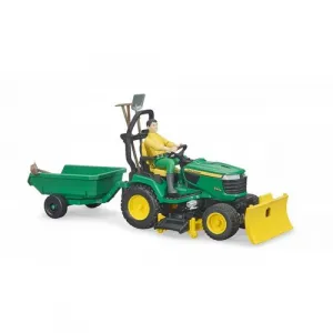 Bruder Traktor John Deere s prívesom a záhradníkom, 17,5 x 19 x 30 cm