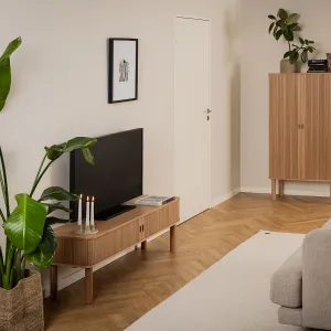 Actona TV stolek Langley 140 cm dub přírodní