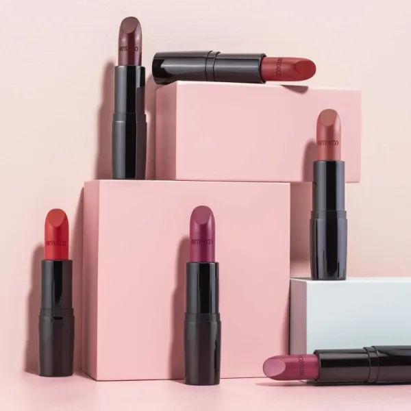 ARTDECO Perfect Color krémový rúž so saténovým finišom odtieň 926 Dark Raspberry 4 g