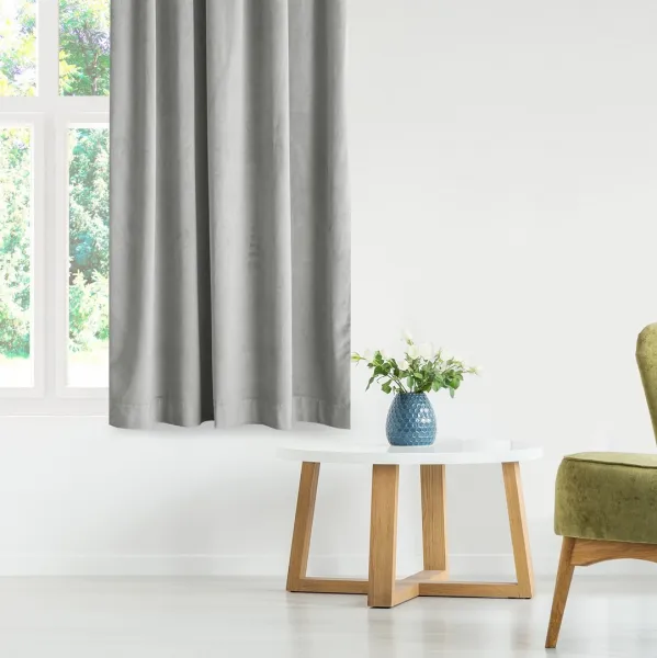 Záves AmeliaHome Velvet s priechodkami 140x270 cm strieborný, veľkosť 140x270