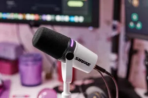 Shure MV7+ -W USB mikrofón