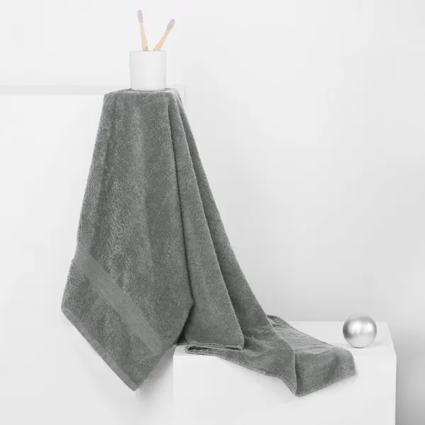 Bavlnený uterák DecoKing Marina sivý, veľkosť 70x140