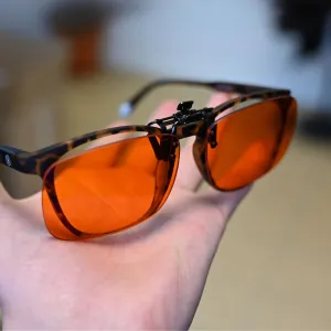 Oranžové klipy na okuliare blokujúce modré svetlo