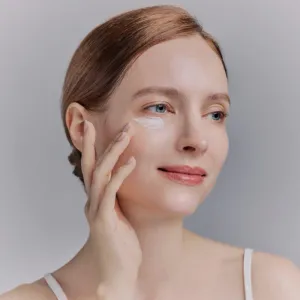 WHAMISA Organic Flowers Eye Essence rozjasňujúce očné sérum s protivráskovým účinkom 30 ml