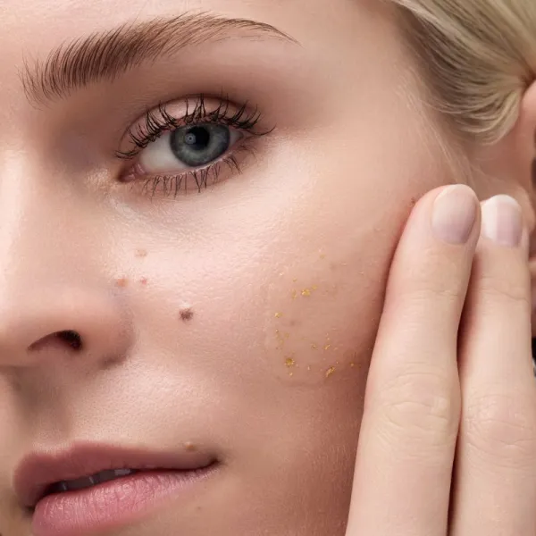 Catrice Glam In Gold Hydrating Primer hydratačná podkladová báza pod make-up s 24karátovým zlatom odtieň 010 Oh My Goldness 30 ml