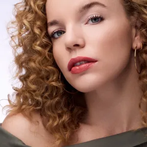 Catrice Glass Like Dewy Lip Tint vysoko pigmentovaný lesk na pery s hydratačným účinkom odtieň 020 Look At Me! 3 ml