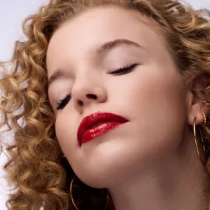 Catrice Glass Like Dewy Lip Tint vysoko pigmentovaný lesk na pery s hydratačným účinkom odtieň 050 Regrets? Always! 3 ml