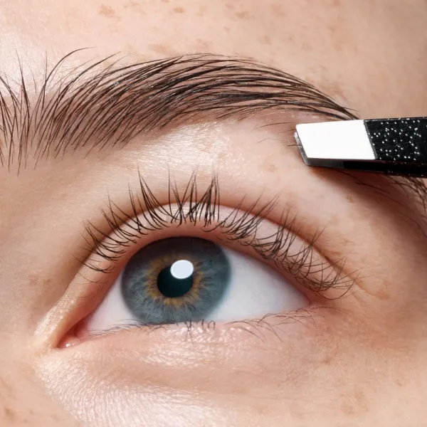 Catrice Magic Perfectors pinzeta so zošikmeným koncom 1 ks