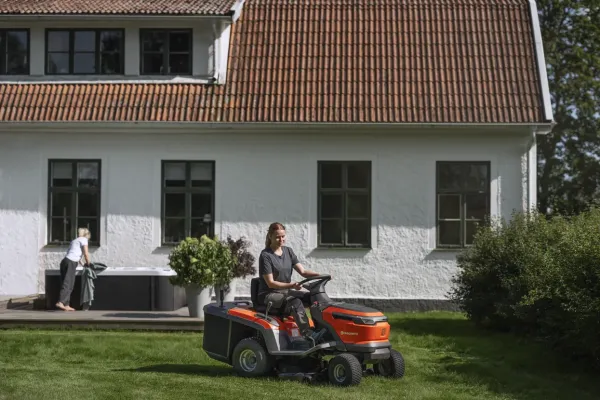 ZÁHRADNÝ TRAKTOR Husqvarna TC 100i