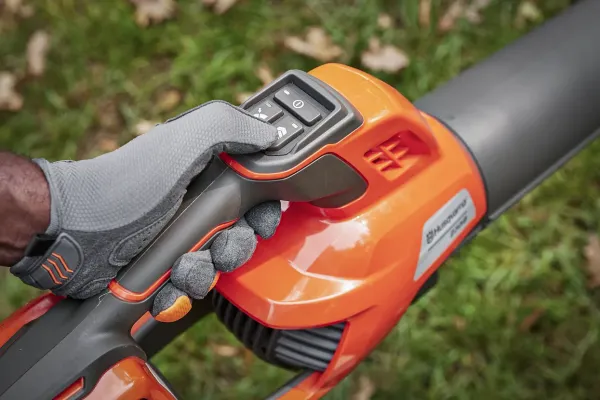 Fúkač lístia HUSQVARNA 230iB s akumulátorom a nabíjačkou