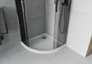 MEXEN/S - Rio štvrťkruhový sprchovací kút 90 x 90, grafit, chróm + vanička so sifónom Flat, biela 863-090-090-01-40-4110