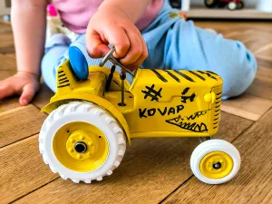 Traktor žltý bez pohonu