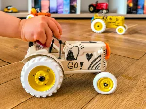 Traktor béžový bez pohonu