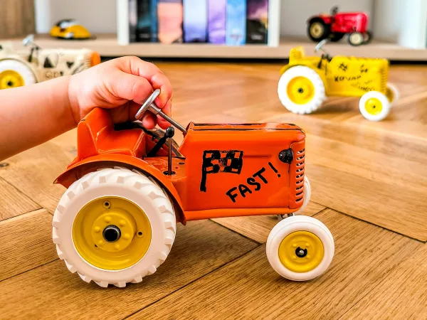 Traktor oranžový bez pohonu