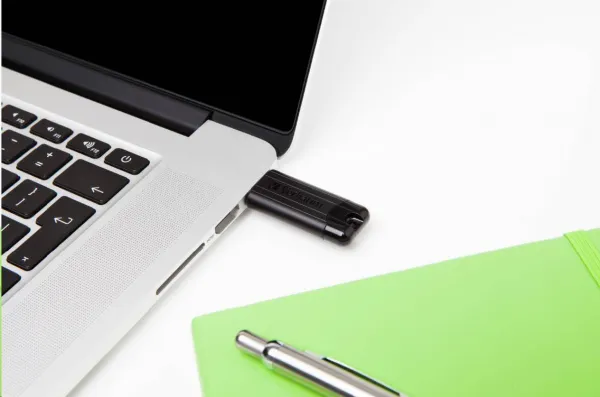 VERBATIM Flash Disk PinStripe USB 3.0, 32 GB - čierna