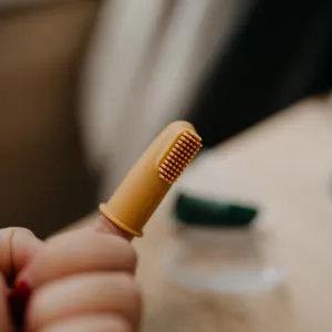 PETITE&MARS Sada silikónových zubných kefiek na prst  Rose&Sand 2 ks 0m+