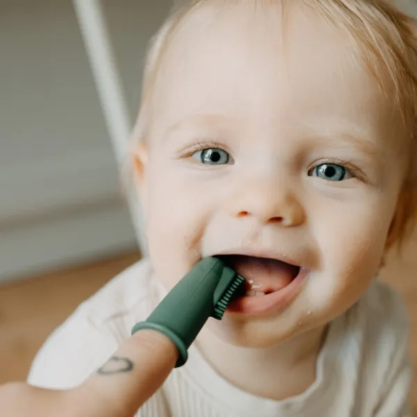 PETITE&MARS Sada silikónových zubných kefiek na prst  Rose&Sand 2 ks 0m+