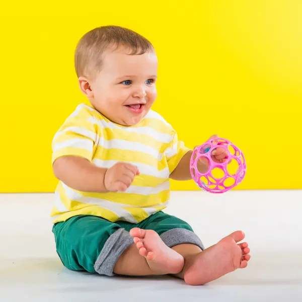 OBALL RATTLE 10 cm loptička/hrkálka Dark Pink,OBALL Hračka Oball RATTLE 10 cm dark pink 0m+