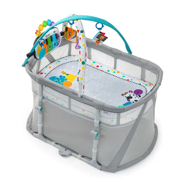 BABY EINSTEIN Postieľka s ohrádkou na hranie a klavírom 3v1 Kick & Snooze™ 0m+