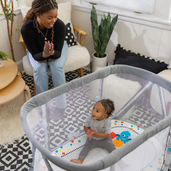 BABY EINSTEIN Postieľka s ohrádkou na hranie a klavírom 3v1 Kick & Snooze™ 0m+