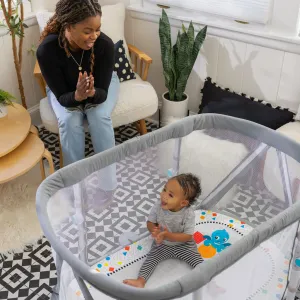 BABY EINSTEIN Postieľka s ohrádkou na hranie a klavírom 3v1 Kick & Snooze™ 0m+