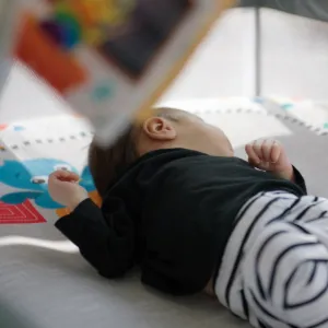 BABY EINSTEIN Postieľka s ohrádkou na hranie a klavírom 3v1 Kick & Snooze™ 0m+