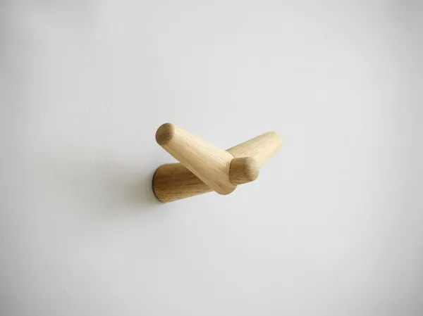 Nástěnný vešiak "Tail Wing", stredný, 2 varianty - Woud Varianta: čierna breza