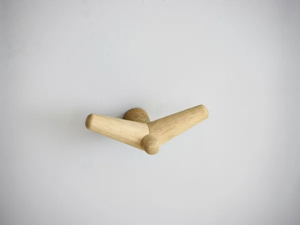 Nástěnný vešiak "Tail Wing", stredný, 2 varianty - Woud Varianta: čierna breza