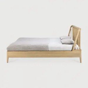Dubová dizajnová posteľ Spindle s rebrovaným čelom, 180 x 200 cm, svetlá - Ethnicraft