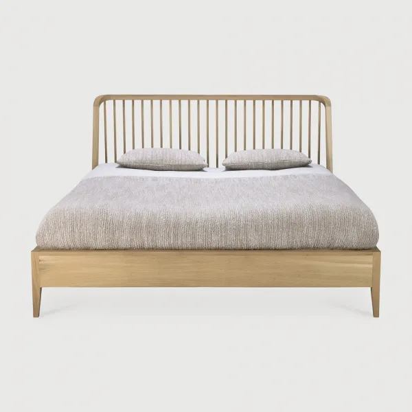Dubová dizajnová posteľ Spindle s rebrovaným čelom, 180 x 200 cm, svetlá - Ethnicraft