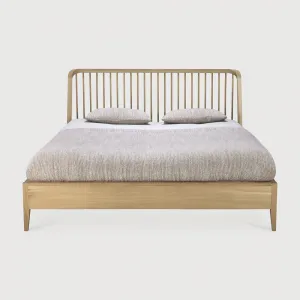 Dubová dizajnová posteľ Spindle s rebrovaným čelom, 180 x 200 cm, svetlá - Ethnicraft