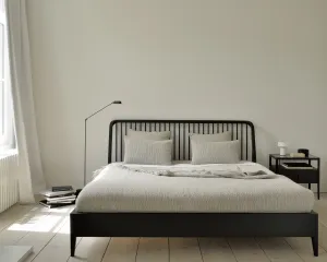 Dubová dizajnová posteľ Spindle s rebrovaným čelom, 160 x 200 cm, čierna - Ethnicraft